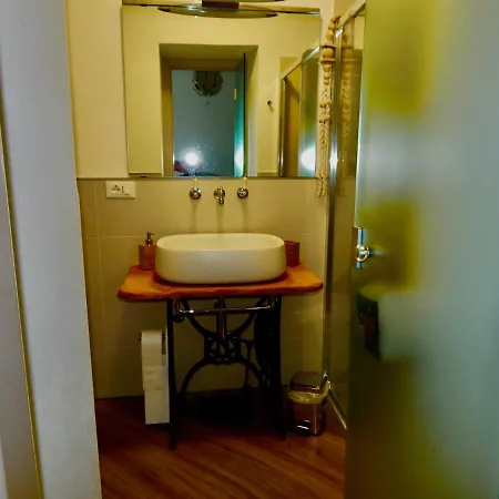 Le Giuee Guest house Genoa
